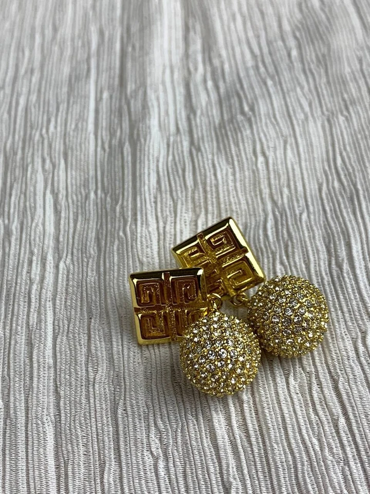 Pendientes colgantes de oro Givenchy con encanto Foto 3 de 4