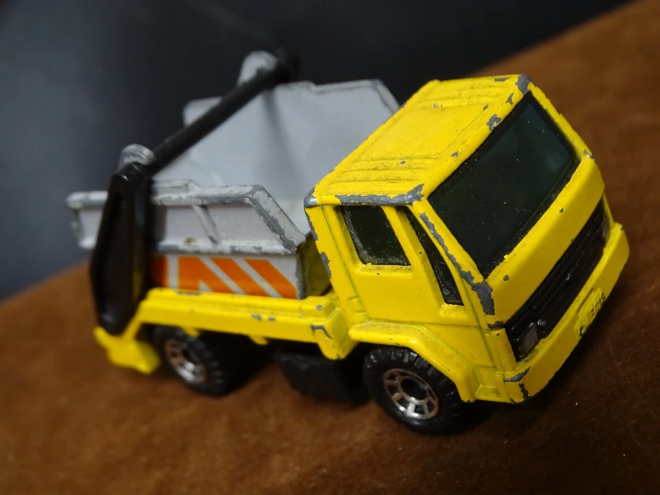 CLASSIC LORRY; FORD CARGO SKIP TRUCK; OLD DIECAST MATCHBOX WORKING SCALE MODEL - Image 2 of 4