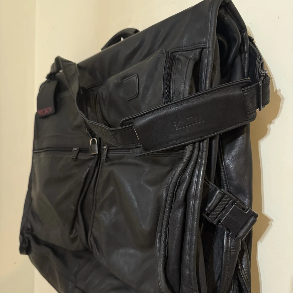 TUMI Bolsa de Vestuário Clássica de Couro Genuíno Preta Bagagem de Mão Dobrável Antiga - Imagem 3 de 4