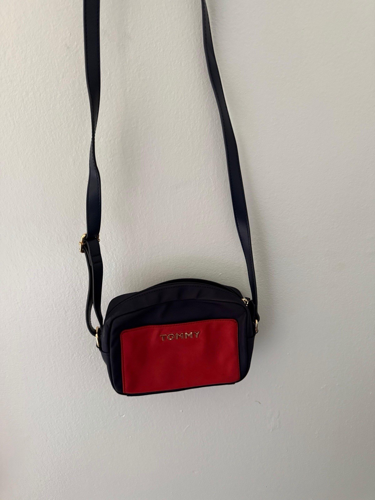 Tommy Hilfiger Navy Red Crossbody Bag Adjustable Strap Zip Z
