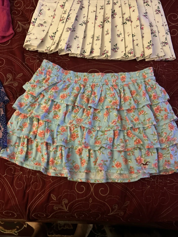 Lote de 4 mini faldas florales cortas Hollister para mujer, American Eagle Love Fire Foto 2 de 4