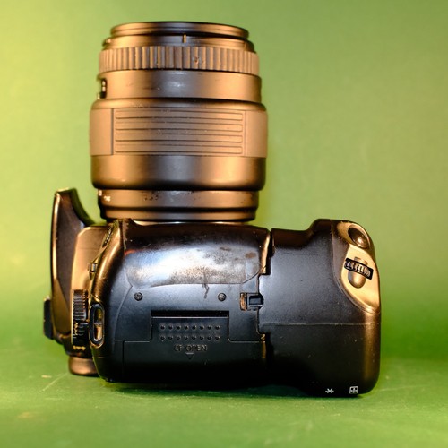 Canon EOS 400D fotocamera reflex digitale ed extra X3 obiettivi funzionanti, impugnatura, caricatore ecc - Foto 8 di 10