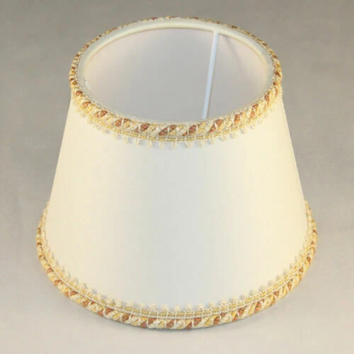 Paralumi bianchi in tessuto per l'illuminazione da interno