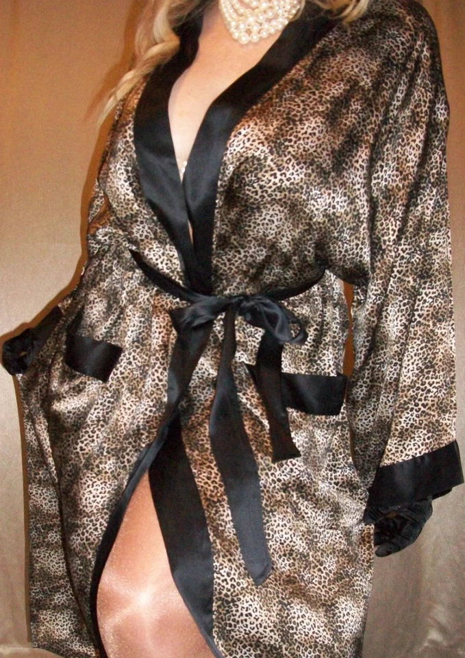 Bata de salón envolvente de seda con estampado de leopardo de colección M L Foto 2 de 4