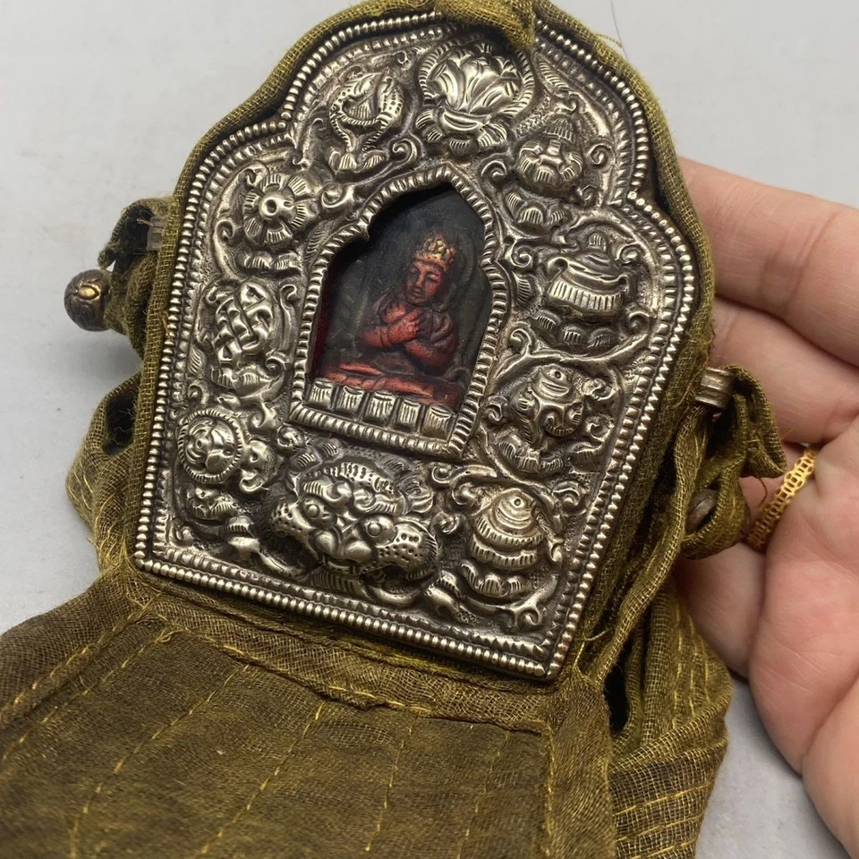 Colgante de caja Gau de latón tibetano/nepalí | Bolso amuleto Buda vintage (hecho a mano) Foto 2 de 4