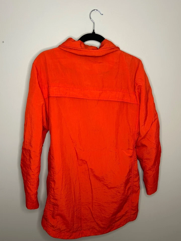 Gabardina para mujer New York & Company cintura ceñida cremallera frontal con capucha abrigo de lluvia pequeño Foto 2 de 4