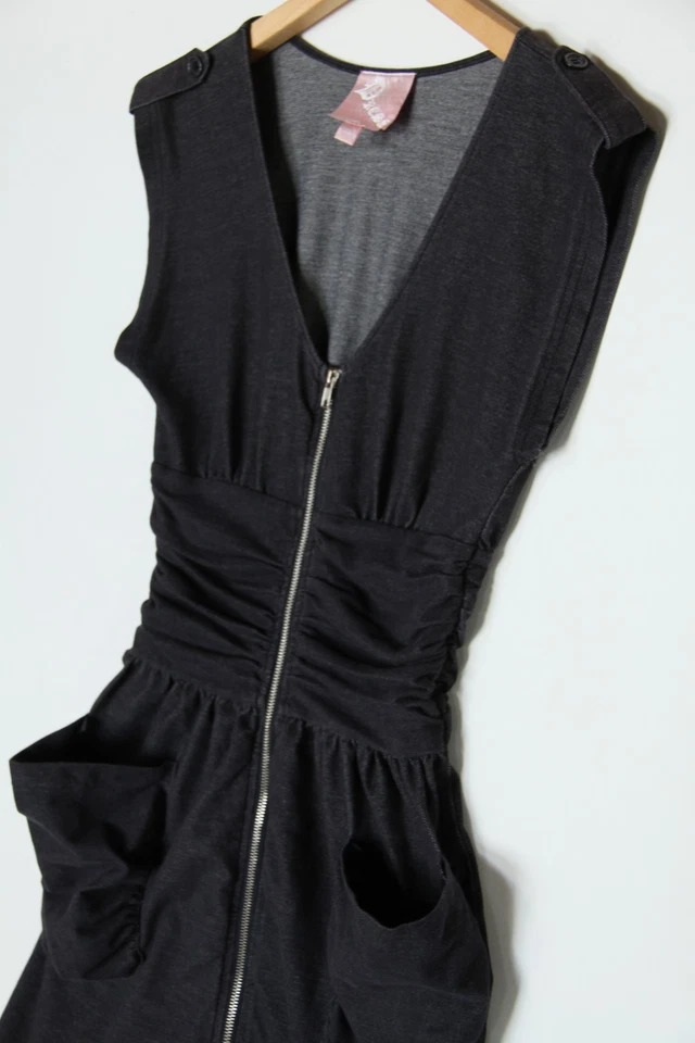 Vestido Romeo & Juliet Couture Talla M Denim Azul Acanalado Cremallera Completa Cuello en V Ajuste Acampanado Foto 2 de 4