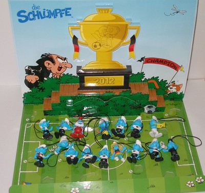 Spielfeld / Display + Satz , alle 16 Figuren ''Fussball Schlümpfe'' WM von Edeka