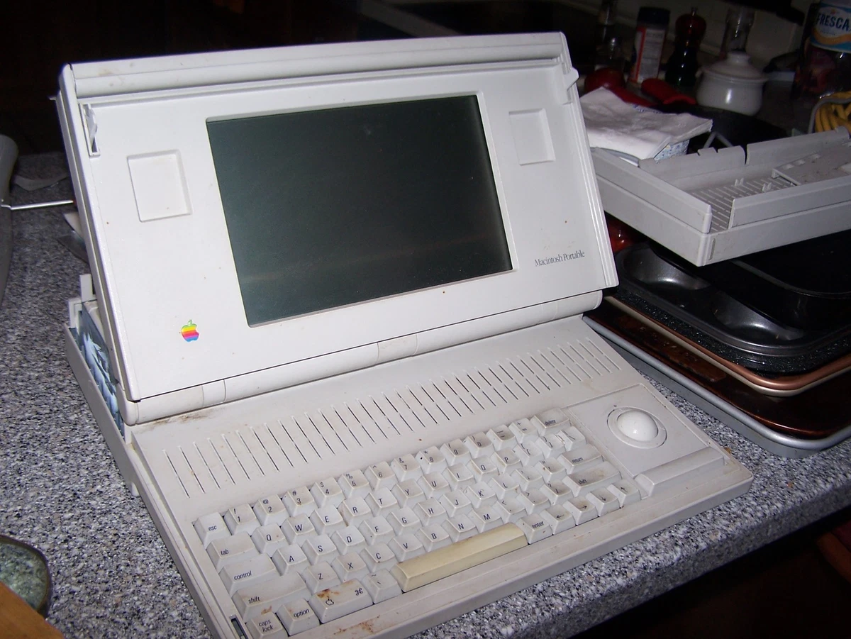 Apple Macintosh Portable 本体とアクセサリーキット 祝 Macintosh 30周年!! どこがボータブル？Macintosh Portable｜Mac