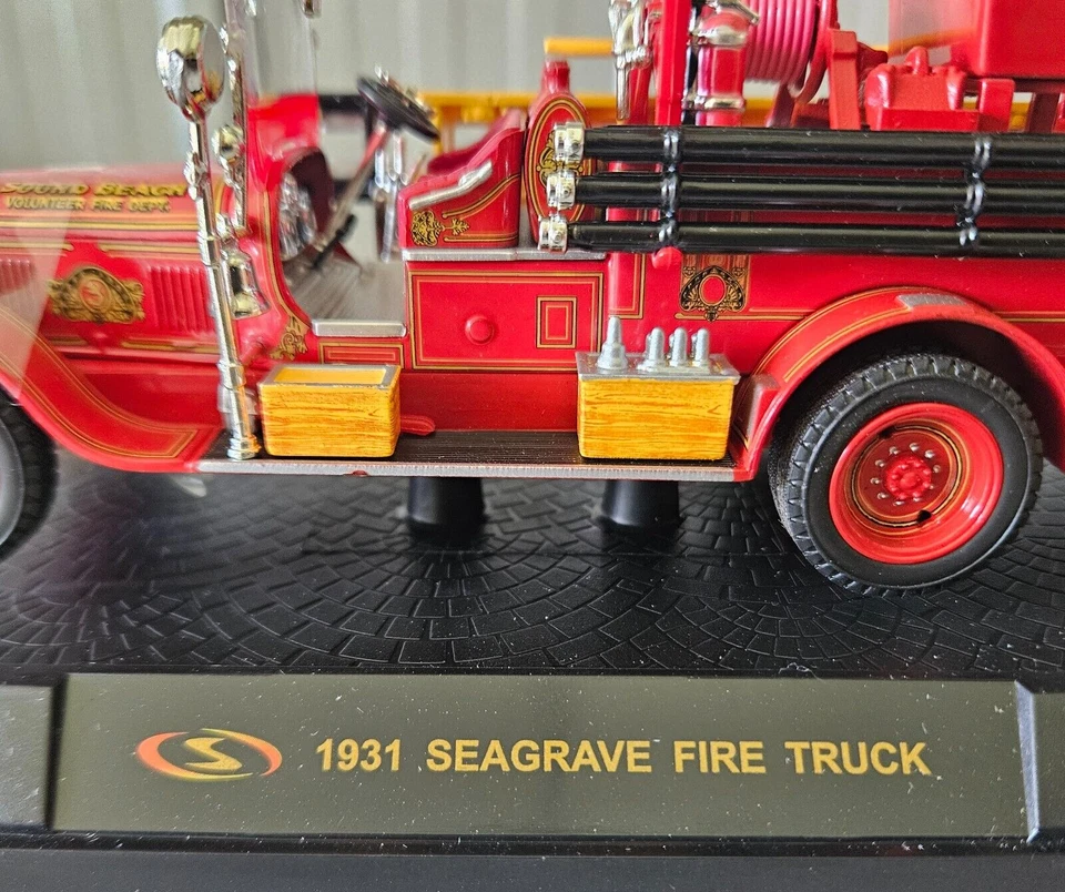 NEW 1931 Seagrave Fire Engine Truck Red 1:32 Diecast Model by Signature Models - Image 3 of 4