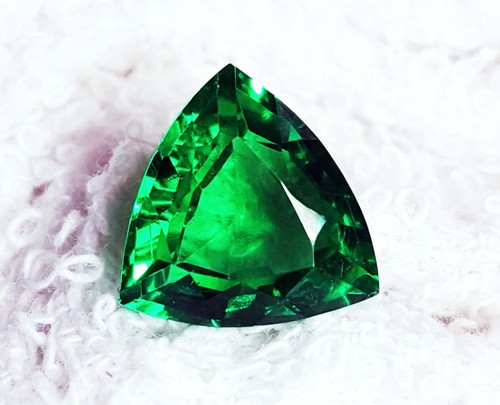 Loose Gemstone Natural Green Garnet 7.20 Ct Trillion Shape Certified