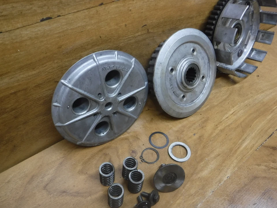 2/D KAWASAKI KZ440 KZ 440 OEM EMBRAGUE COMPLETO CON PLACAS CUBO CESTA Foto 3 de 4