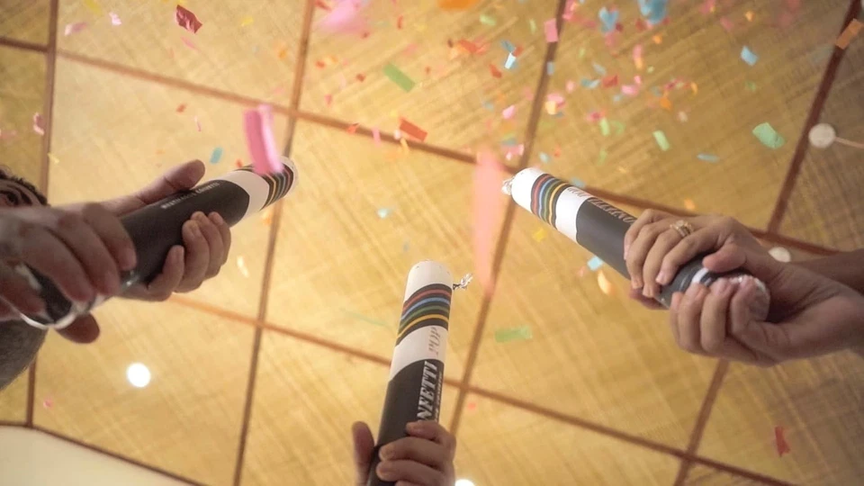 Cañón de confeti 16 pulgadas multicolor biodegradable fiesta poppers paquete de 6 Foto 4 de 4