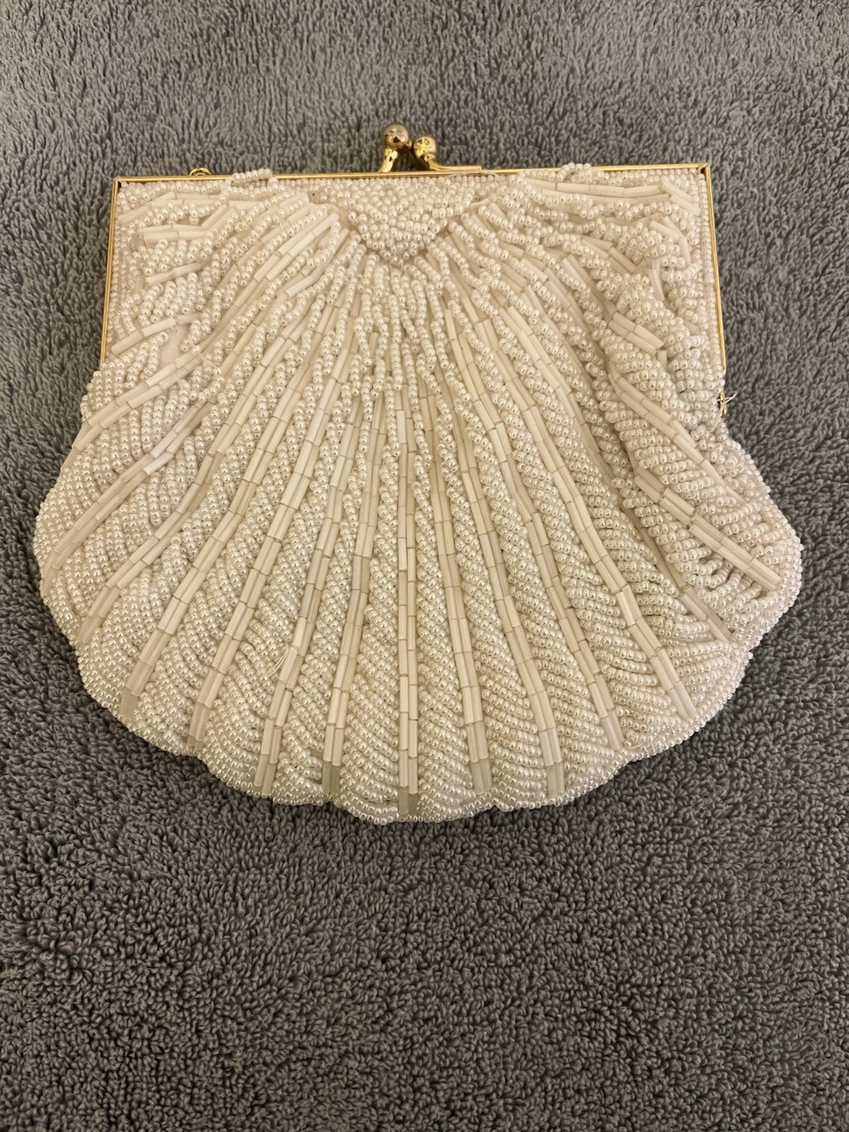 Andre Cellini White Beaded Shell Shaped Purse/Clu… - image 1
