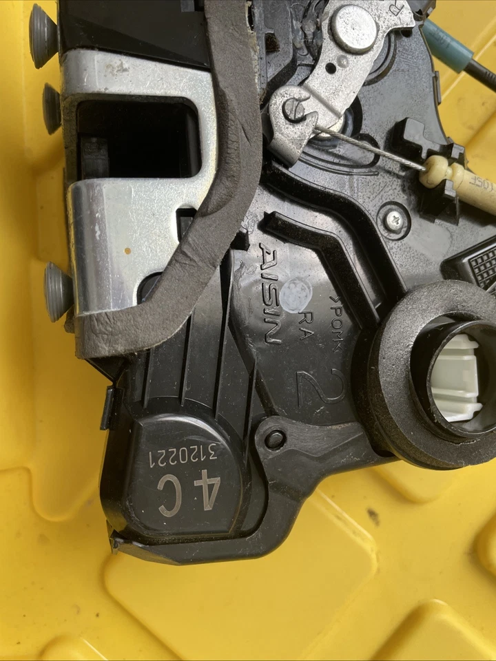 Actuador de cerradura de puerta delantera derecha Lexus CT200h OEM 2011-2017 **Garantía de por vida** Foto 2 de 4