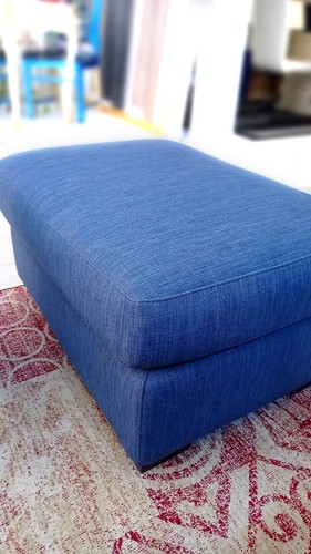 Divano in tessuto blu da tre posti oltre pouf - Foto 3 di 5