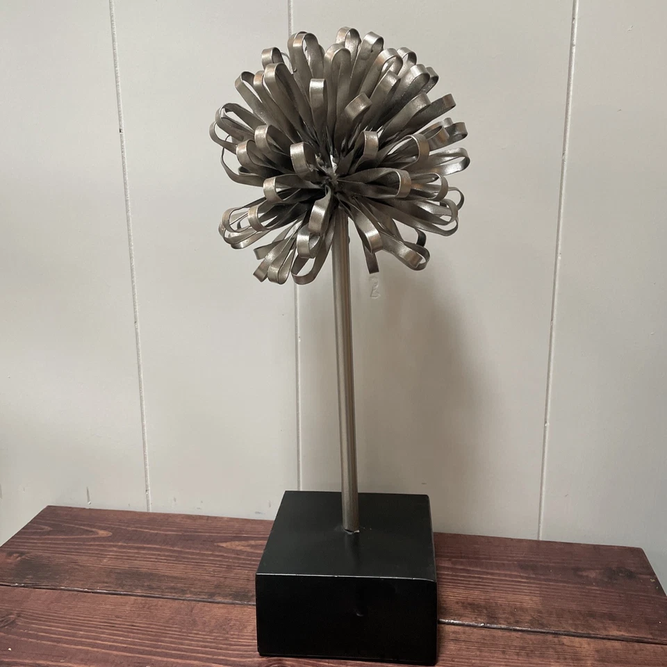 Urban Trends - Escultura bola de cinta en bucle con soporte cuadrado en plata Foto 2 de 4