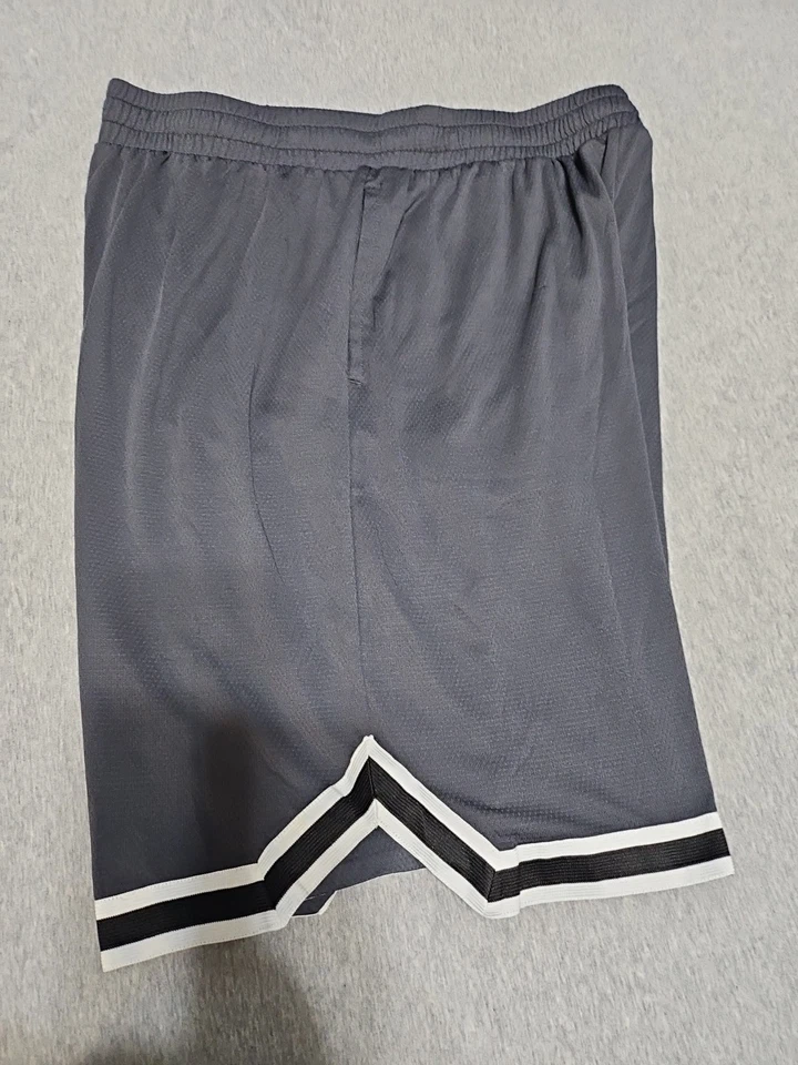Shorts de basquete masculino Tek Gear cinza ardósia, com acabamento branco atletismo/tamanho XL - Imagem 2 de 4