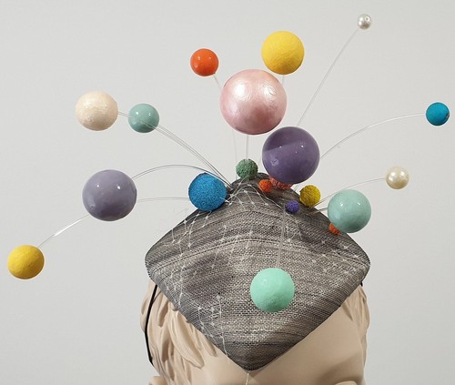 HARVY SANTOS LONDON Women's Multicolour Pom Pom Occasion Wear Fascinator Hat - 第 1/7 張圖片