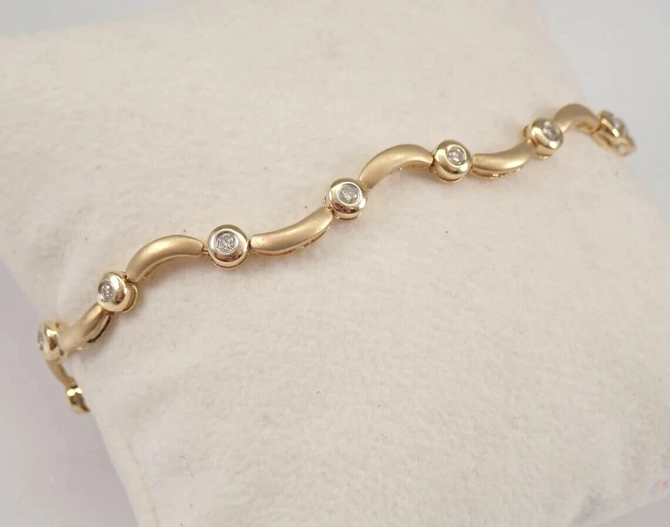 Conjunto de bisel de brazalete de tenis de diamantes enchapado en oro amarillo de 14K creado en laboratorio Foto 2 de 4