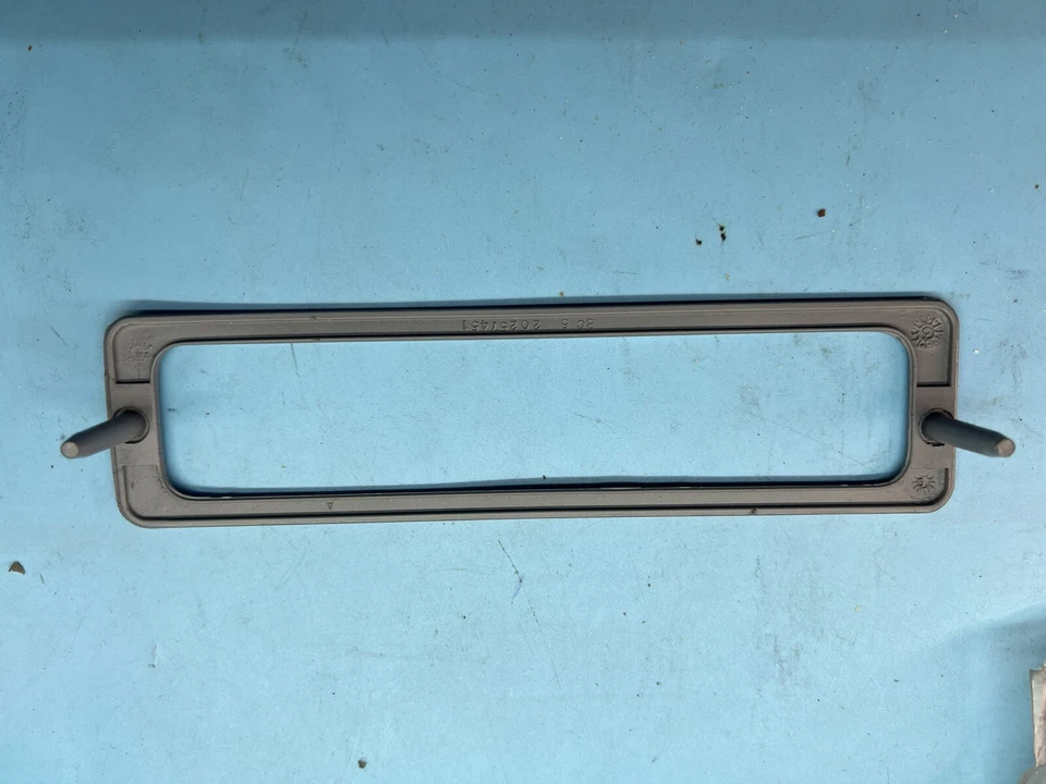 Bisel de luz de marcador del lado izquierdo del conductor 20257451 Foto 2 de 4