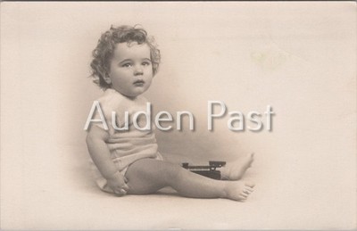 RPPC Niedliches lockiges Haar Baby Kleinkind Studio Porträt mit Spielzeugwaage Postkarte