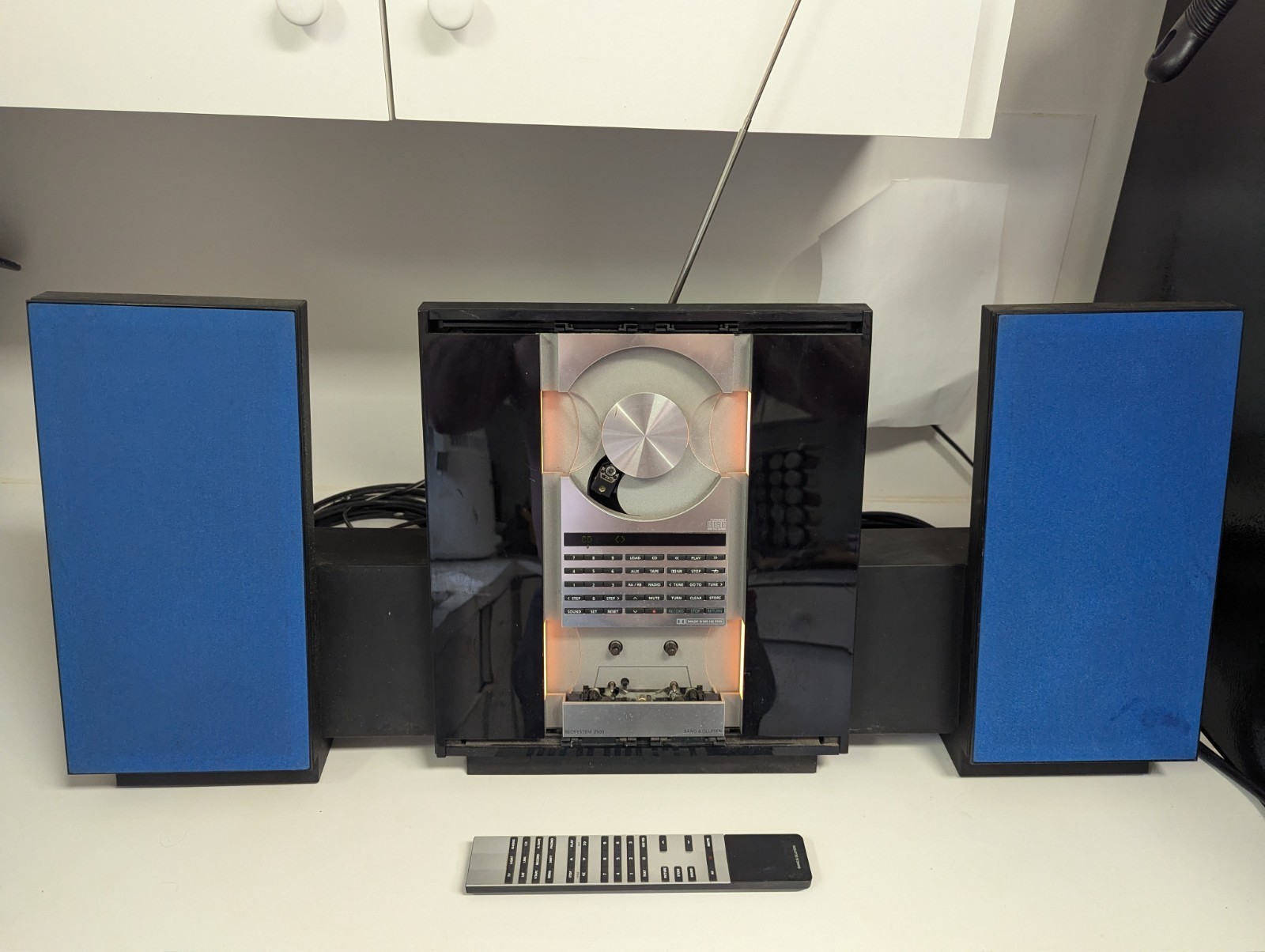 Bang & Olufsen Beosystem 2500 Music System w/ Speakers, Remote, Cords - *READ*