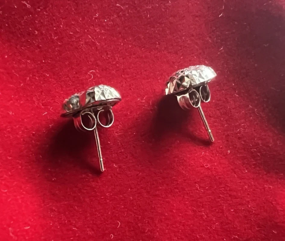 Elegant 14K White Gold Heart Shaped Earrings 2g Solid Gold Rarely Worn Romantic  - Image 3 of 4