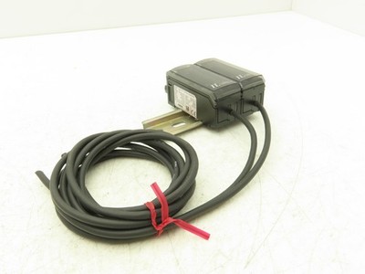 Keyence IL-1000  Multi-Function Laser Analog Sensor 2300mW 10-30VDC 18W Lot Of 2