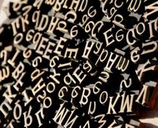 Lot de caractères à dorer police matériel de reliure dorure cuir bronze/laiton.