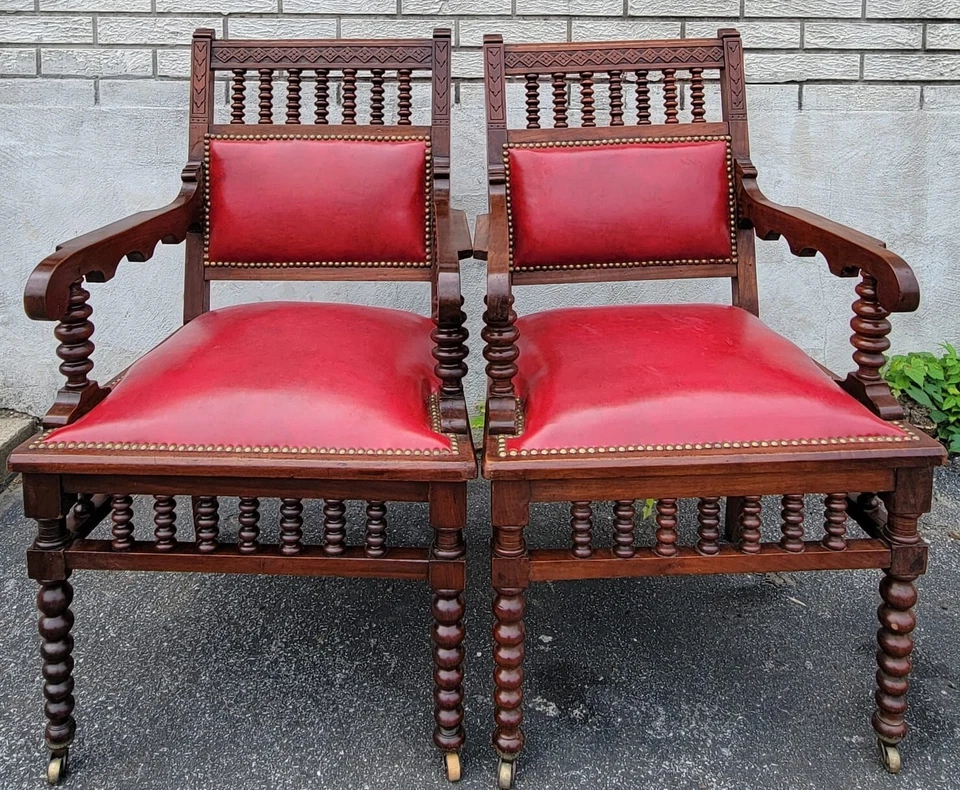 Antiguo par de sillones victorianos de nogal, siglo XIX, tapicería de cuero rojo. Foto 4 de 4