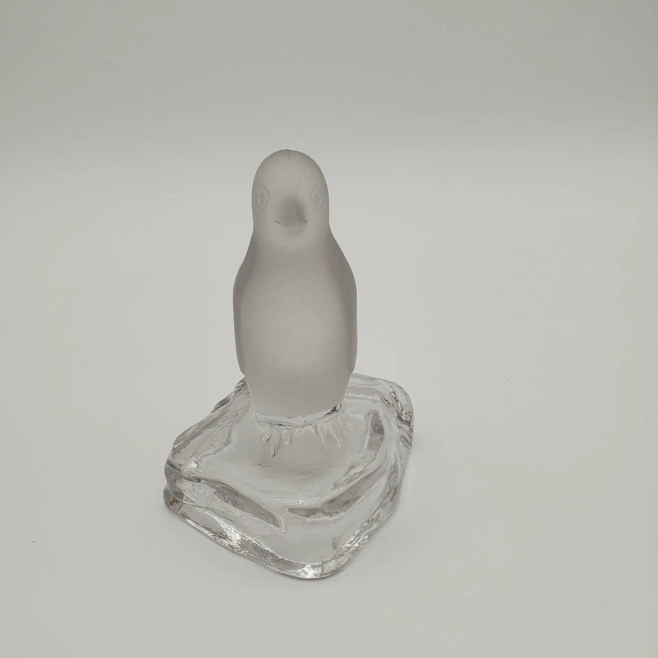 Pingüino sobre hielo de vidrio transparente y esmerilado Westmoreland de colección Foto 2 de 4