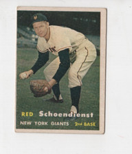 RED SCHOENDIENST 1957 TOPPS BASEBALL #154 NEW YORK GIANTS OUTFIELD VINTAGE BASE