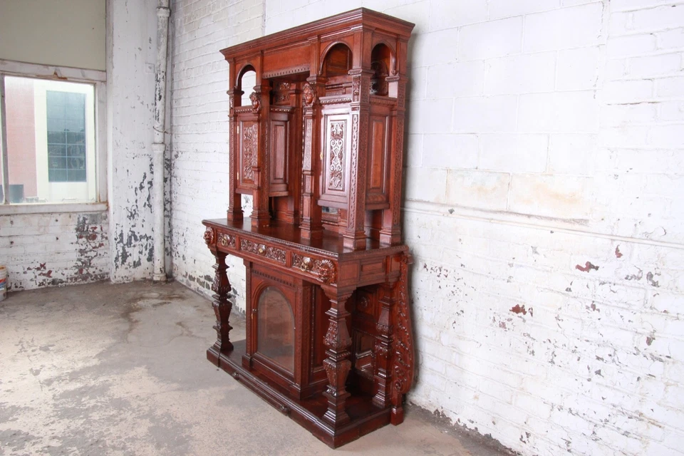 Aparador de roble francés ornamentado del siglo XIX para cabaña o gabinete de bar con caras talladas Foto 3 de 4