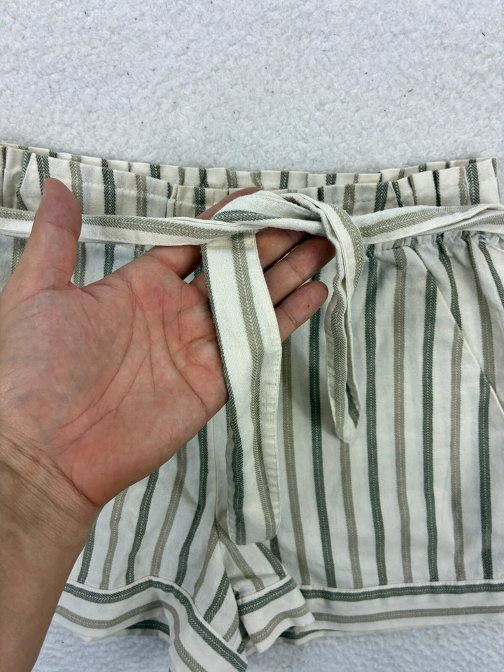 Shorts feminino BCBGeneration cintura amarrada tamanho XS bege verde listrado mistura de algodão - Imagem 2 de 4