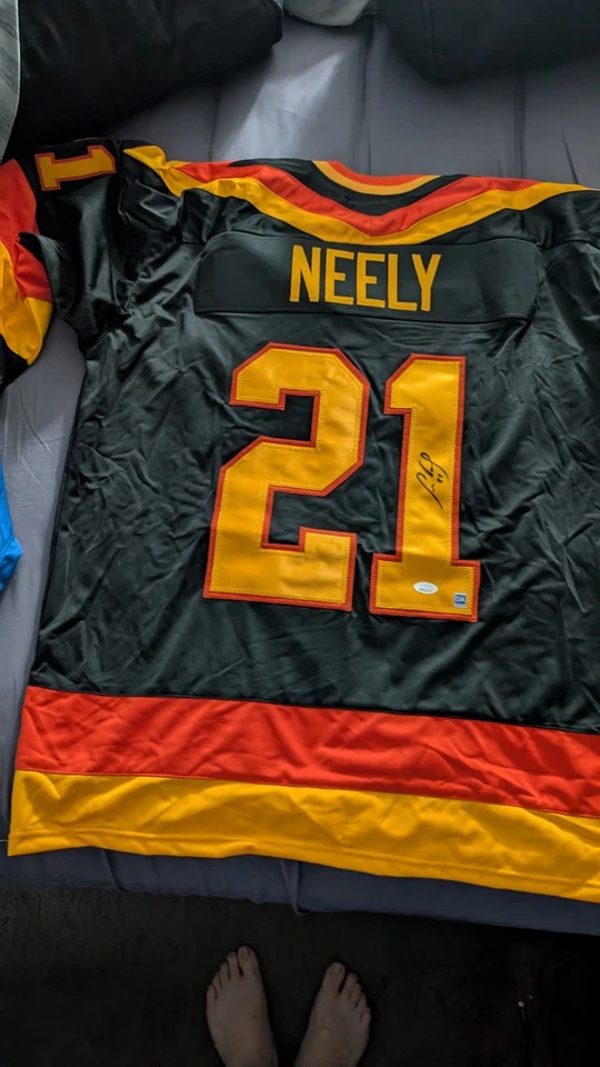 Camiseta deportiva de exhibición de Vancouver firmada por Cam Neely Foto 2 de 4