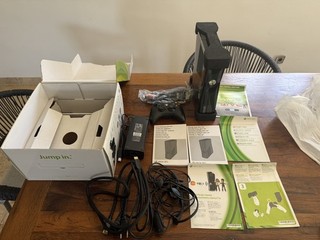 Xbox 360 Slim 250 Go complète en boîte Kinect 3 manettes et 18 jeux