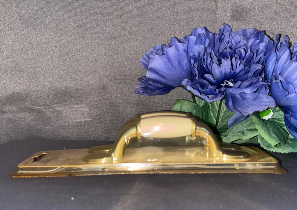 Tirador de gabinete de latón blanco Allison de 3" con mango de centro a centro (1 paquete de 2) Foto 3 de 4