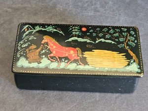 Vtg Russian Black Lacquer Trinket Box, hand painted