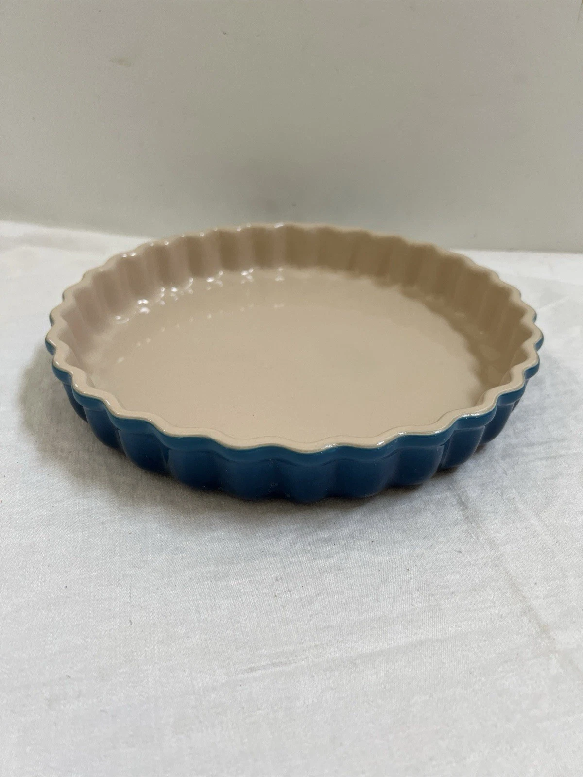 Le Creuset Tart Pie Baking Dish BLUE CREAM Interior Fluted Edge Stoneware 10"
Opens in a new window