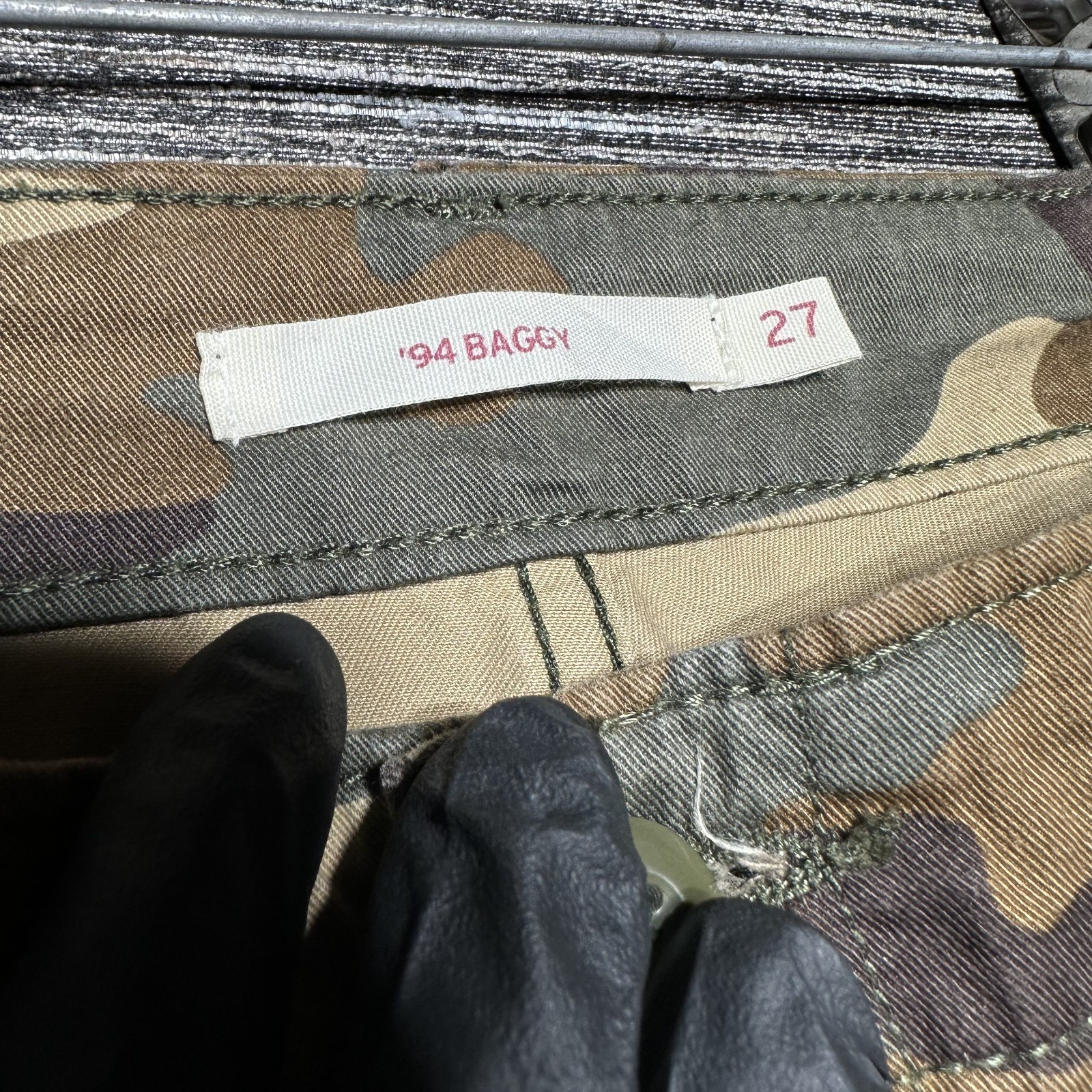 Levi's 94' Baggy Pants Women's Size 27 Green Camouflage Y2K Cargo Style thumbnail 3