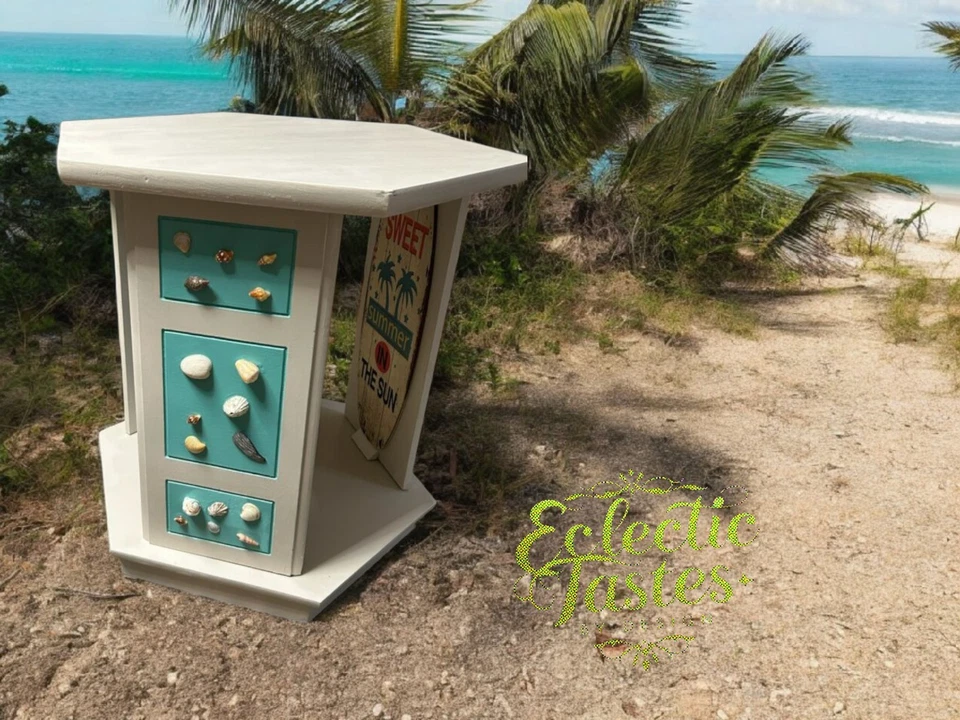 Mesa de acento temática costera - Conchas marinas y tablas de surf con colores costeros Foto 3 de 4