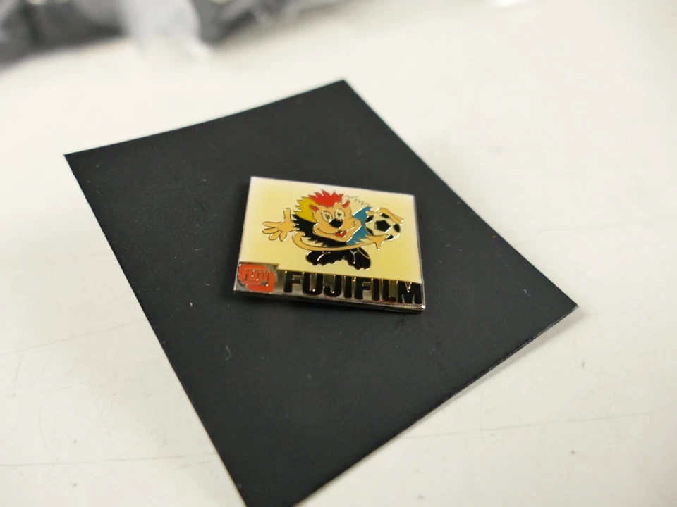 Fujifilm Pin 1998 UEFA Champions League Metall Emaile OVP Motiv 2 M-5605 - Bild 2 von 4