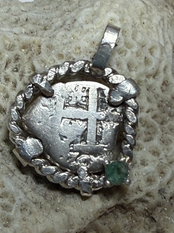 Auténtica Moneda Cob Naufragio Plata 1 Real Hispano-Colonial en Bisel con Esmeralda Foto 3 de 4