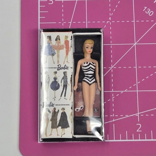 VINTAGE MINIATURE RE-CREATION 1959 BARBIE BROOCH DOLL IN BOX WOMEN JEWELRY RARE - Picture 9 of 13
