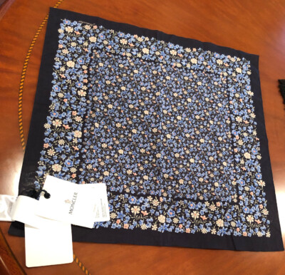 Moncler Women's Foulard Print Scarf BNWT 21'' Inch Square 100% Italian Cotton