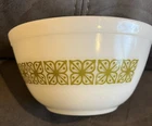 Vintage Pyrex 402 Verde Green Square Flowers 1-1/2 Qt USA Mixing Bowl