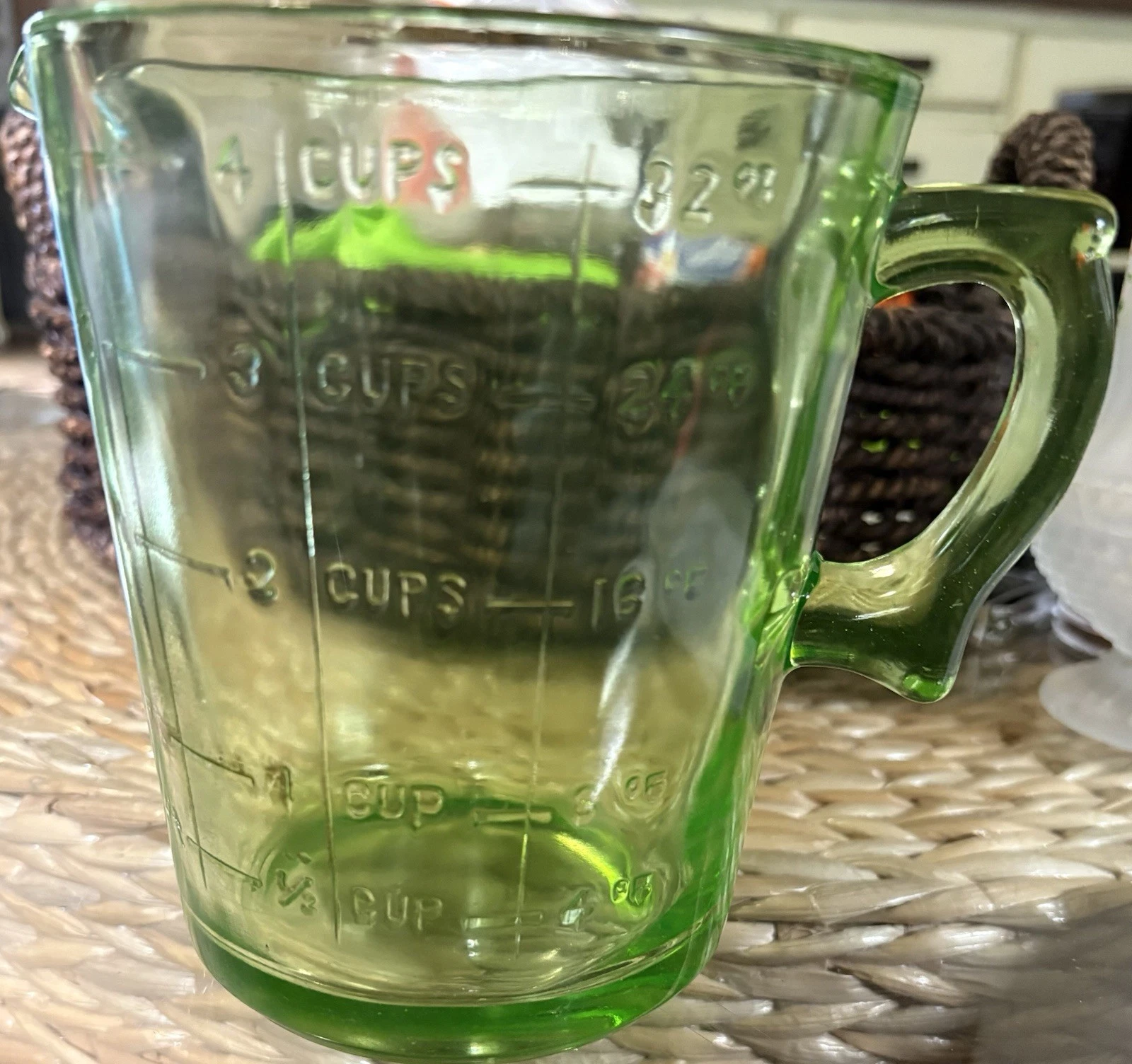 VINTAGE DEPRESSION GREEN URANIUM GLASS MEASURING CUP- 4 Cup 32oz