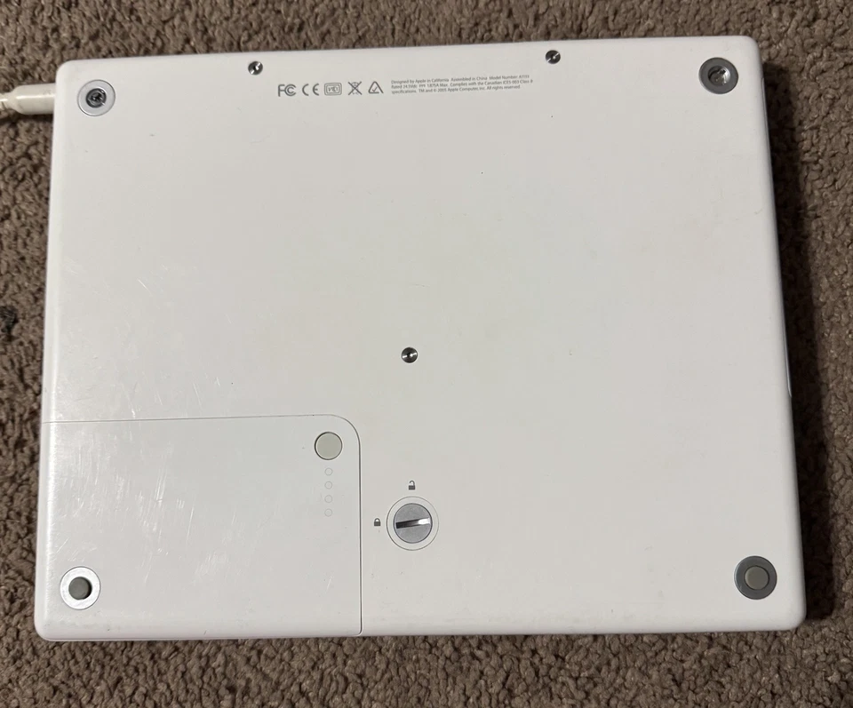 Vintage Rare Apple 2005 iBookG4 laptop - charger included. Tested and works - Image 2 of 3