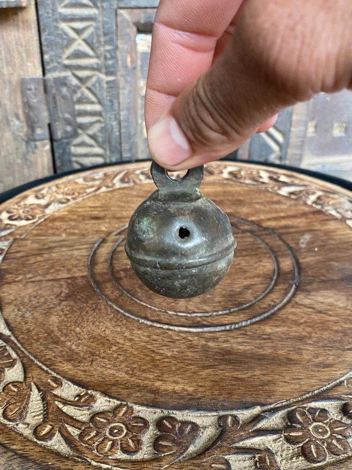 Campana de latón macizo redonda hecha a mano forjada a mano de colección antigua Foto 3 de 4
